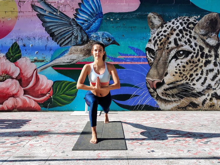 Natalia en postura de equilibrio durante una clase de Vinyasa Yoga en Barcelona