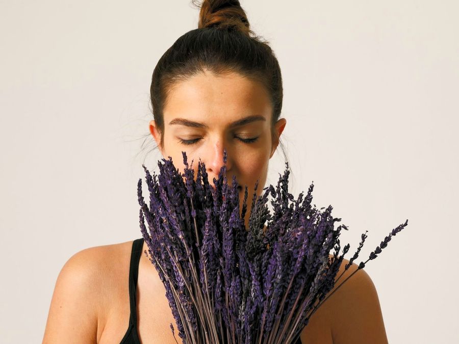 Natalia con un ramo de lavanda: la calma del Yin Yoga
